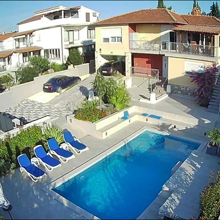 With Heated Pool, Regina プーラ