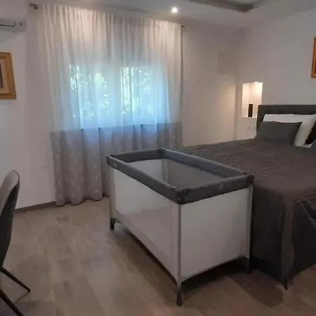 With Heated Pool, Regina Apartment *