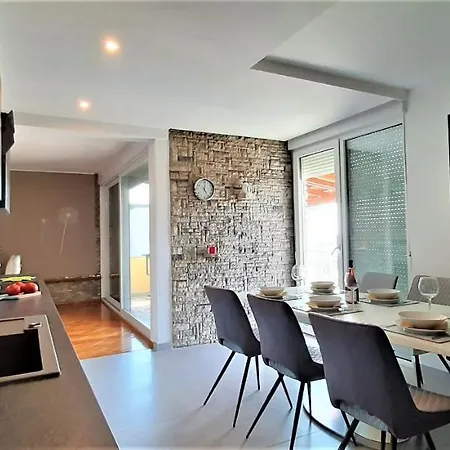 Apartment With Heated Pool, Regina *