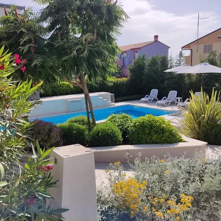 With Heated Pool, Regina * Пула