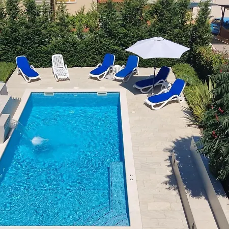 With Heated Pool, Regina Apartment *