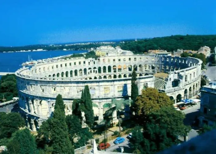 With Heated Pool, Regina Apartman *