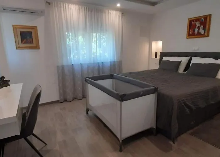 With Heated Pool, Regina Apartman *