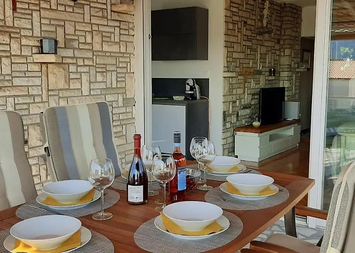 With Heated Pool, Regina Apartman