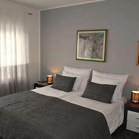 With Heated Pool, Regina Apartament Pula